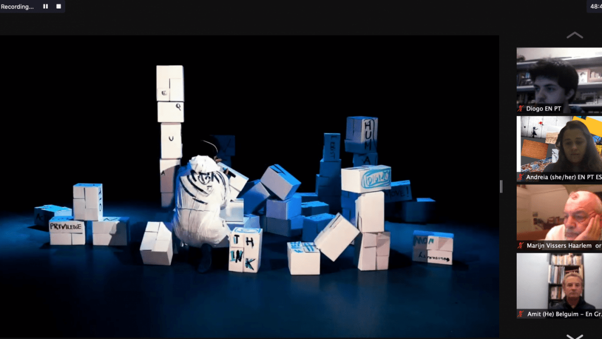 Building and breaking walls – online video performance